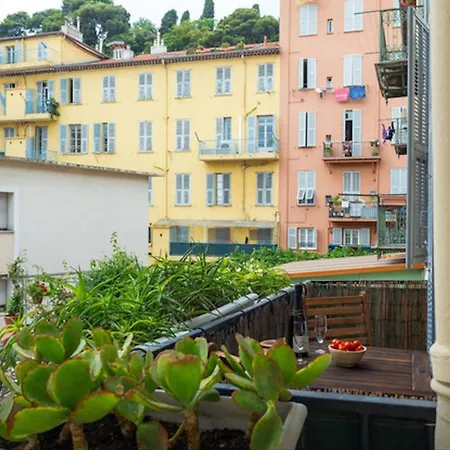 Bedroom Between Harbour & Old Town Alloggio in famiglia Nizza