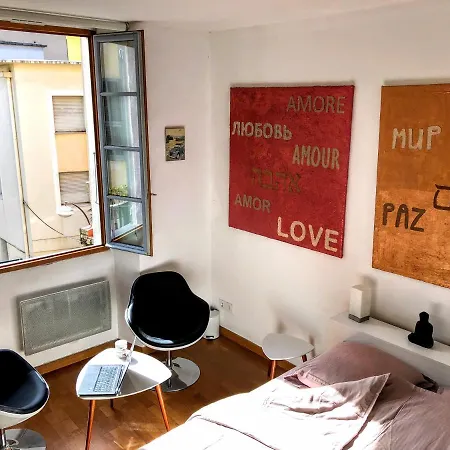 Bedroom Between Harbour & Old Town Alloggio in famiglia